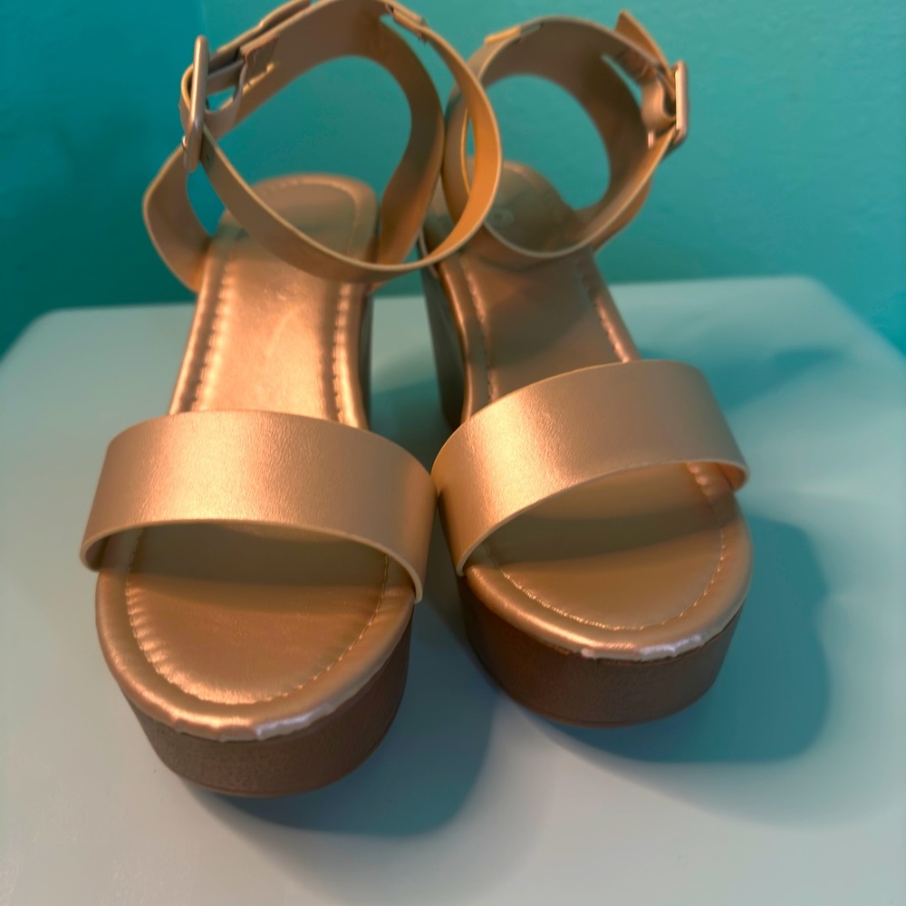 Gold wedges, size 7.5 NIB